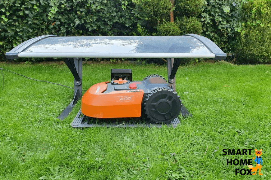 Ein Rasenmäherroboter steht auf dem Rasen.